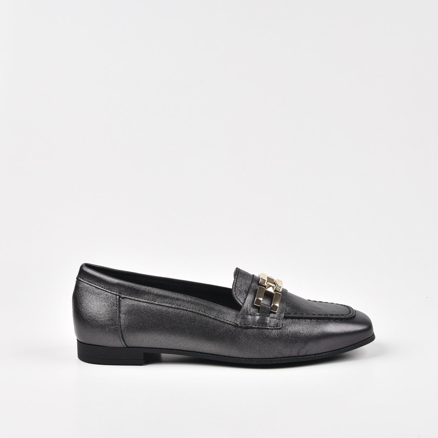 Pitillos Spanish Classic loafers for Women in Black.