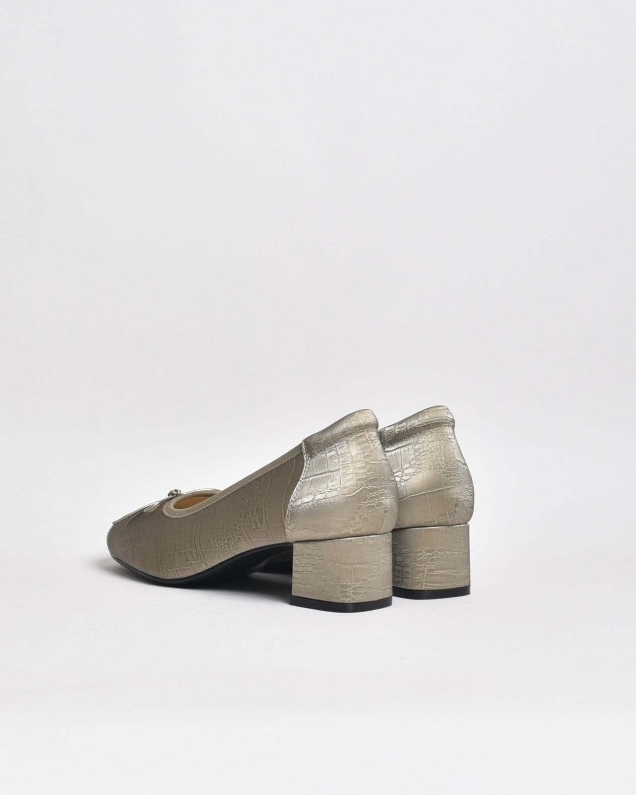 SHALAPI ITALY Classic Shoes Guanine Leather for Women in Shiny Beige. C26