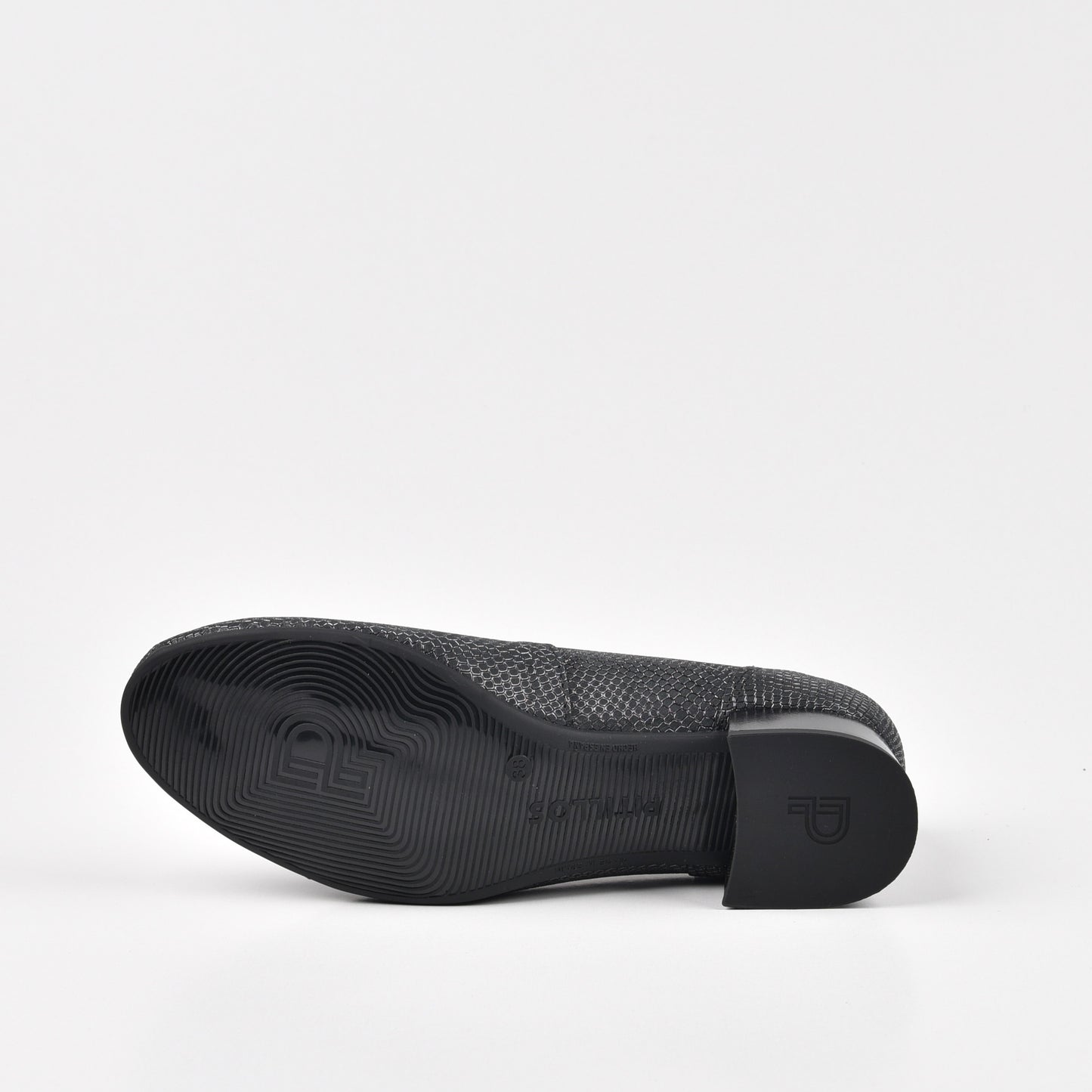 Pitillos Spanish Classic low Heel Shoes for Women in Black.