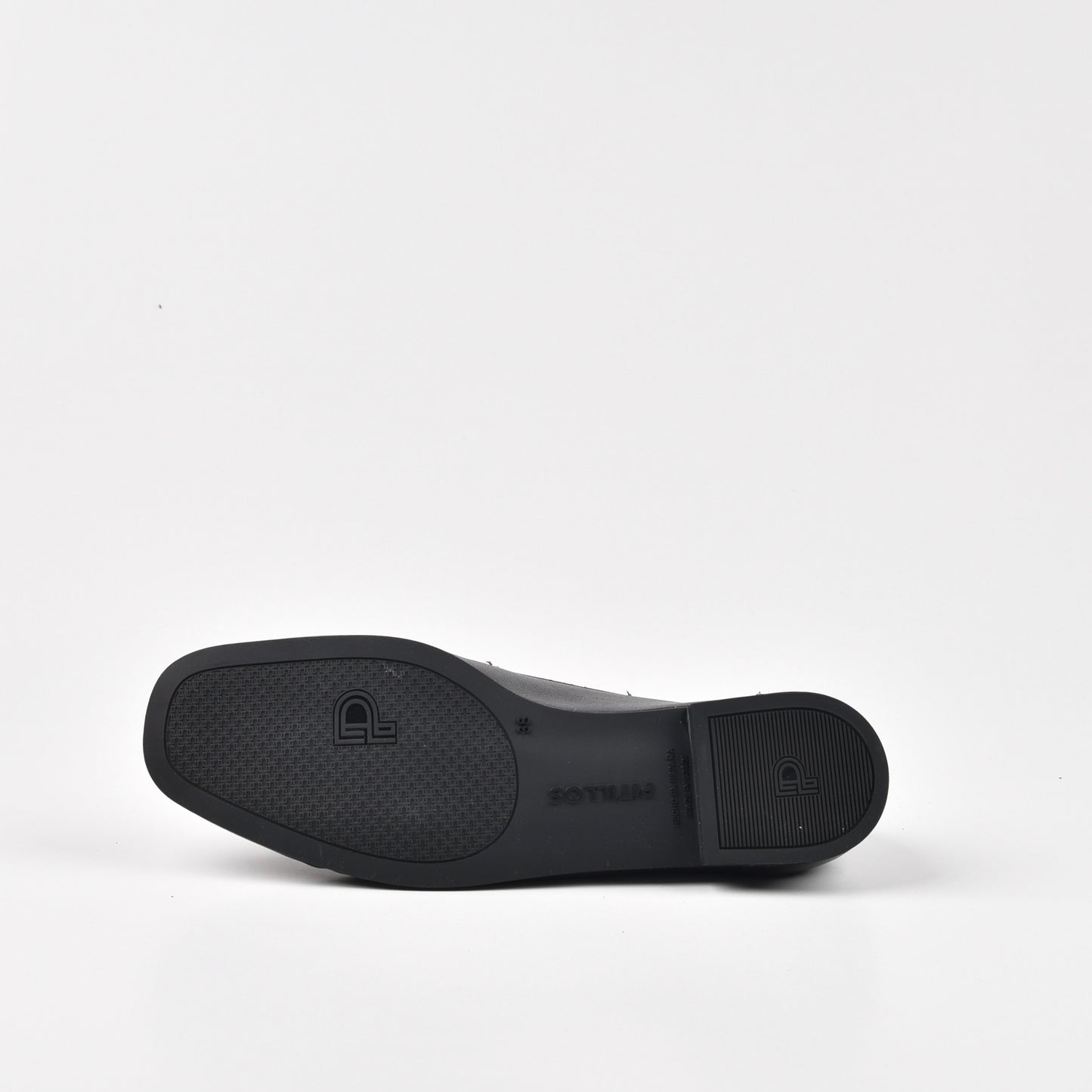 Pitillos Spanish Classic loafers for Women in Black.