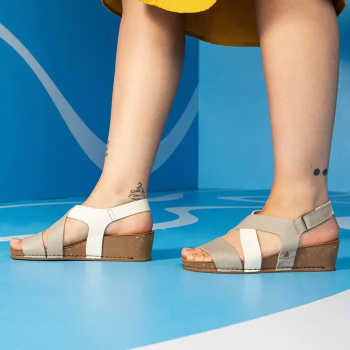 صندل إسفيني من Art Spanish Strap للنساء باللون الأسود نابا.