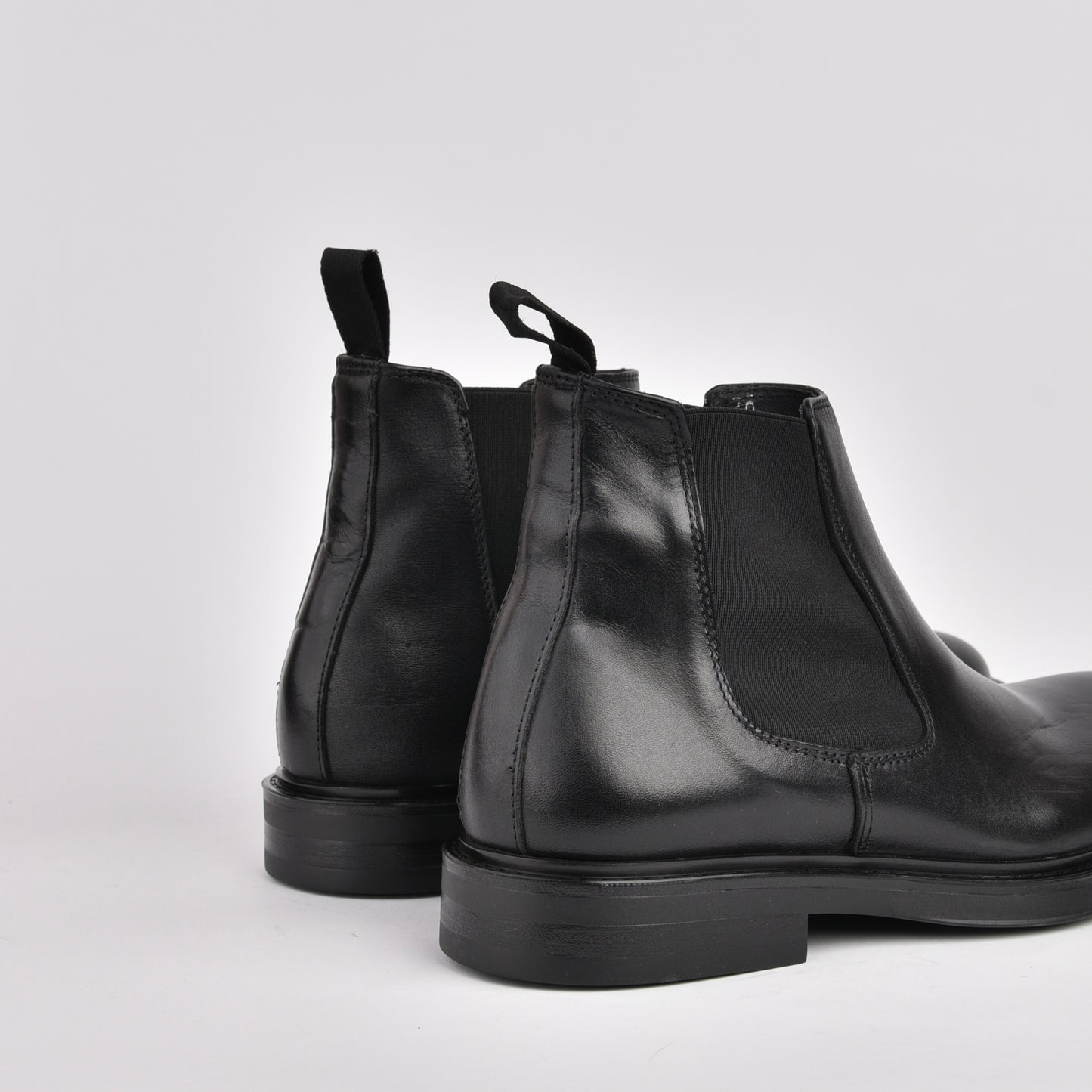 Kebo genuine leather Chelsea Boots for men in black