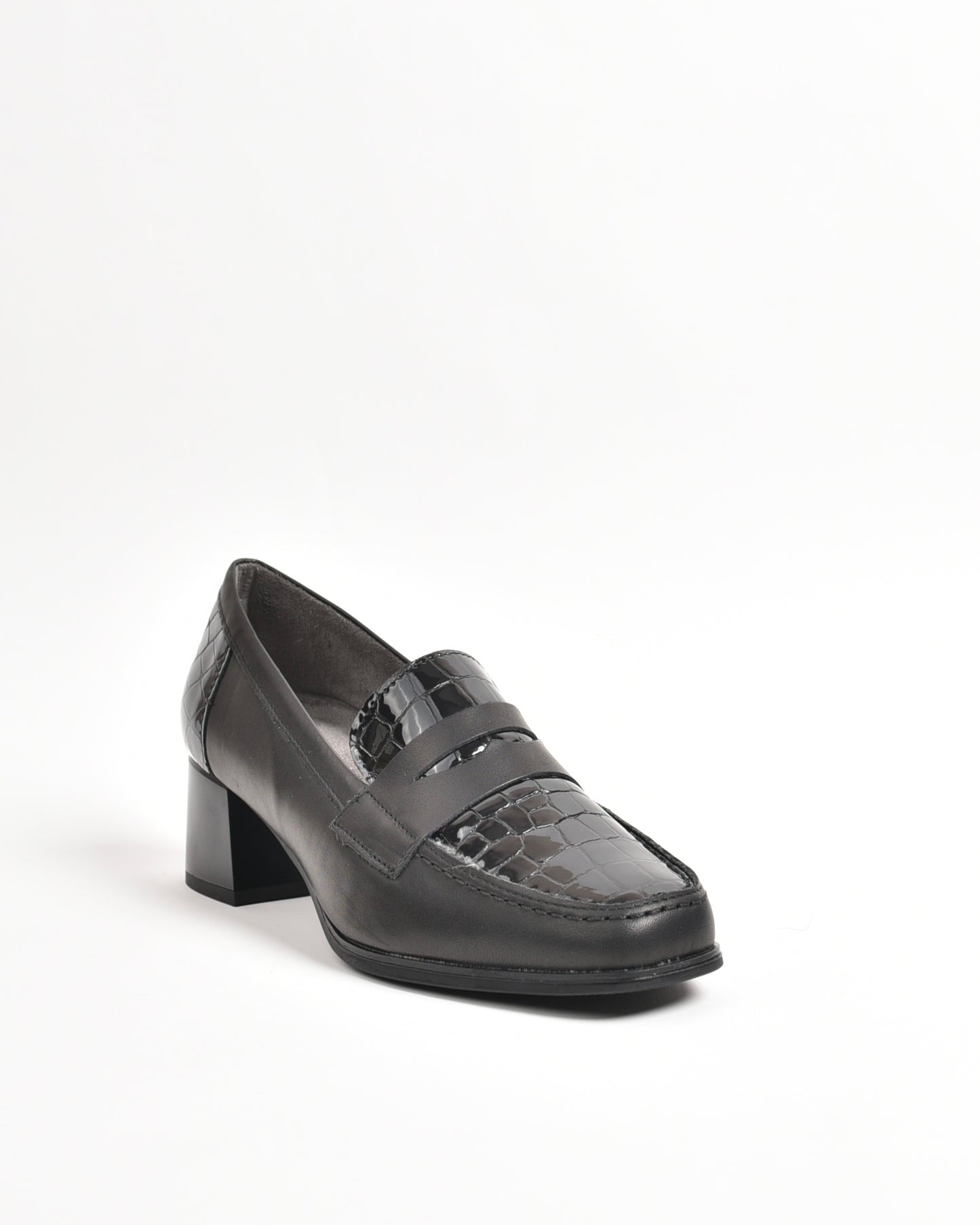 Pitillos classic shoes for women in shiny black