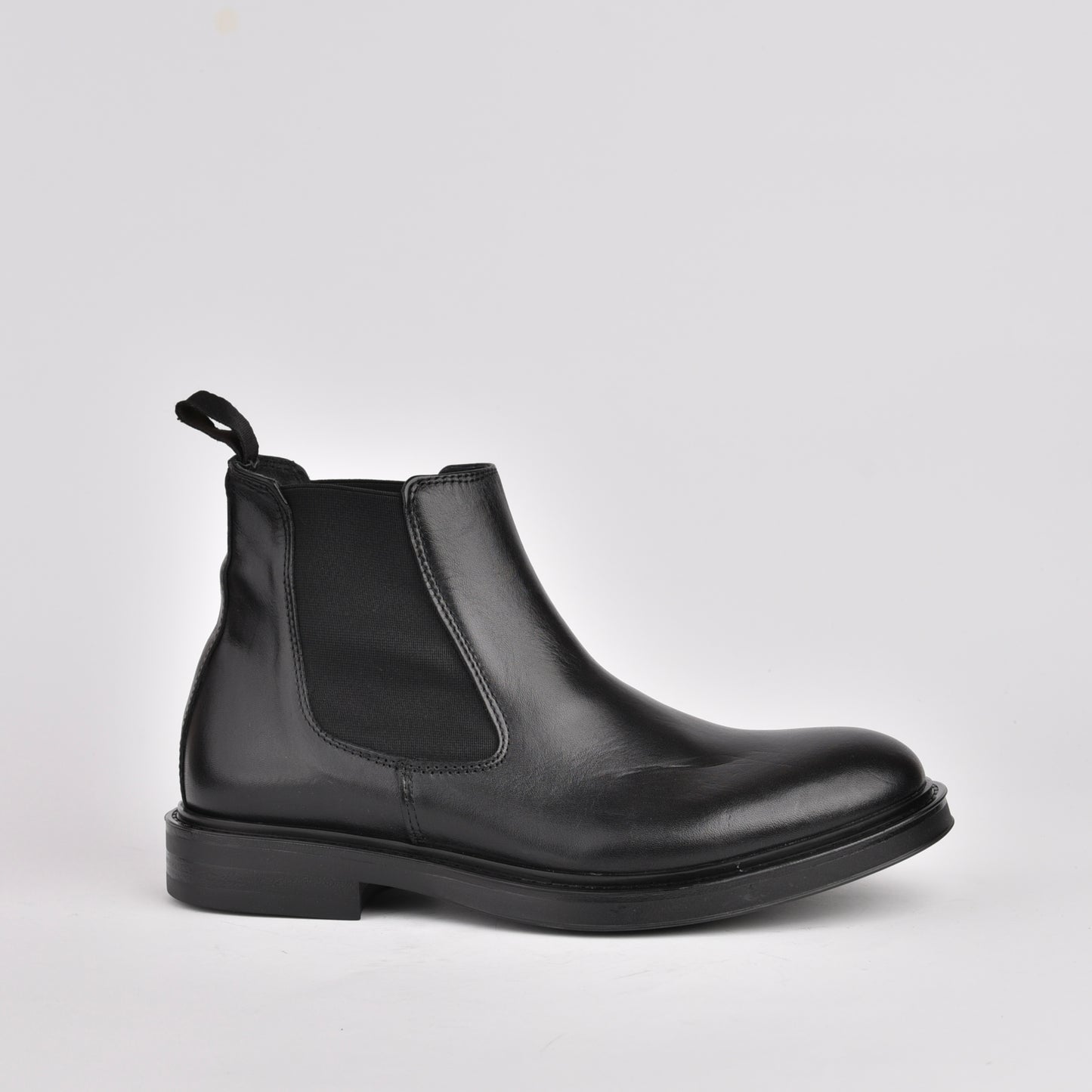 Kebo genuine leather Chelsea Boots for men in black