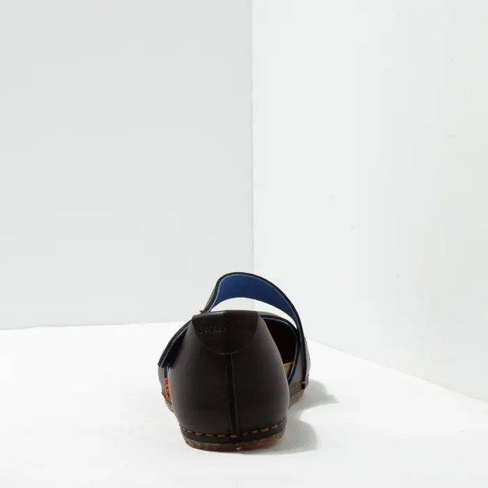 صندل نسائي من Art Spanish Strap باللون الأسود نابا.