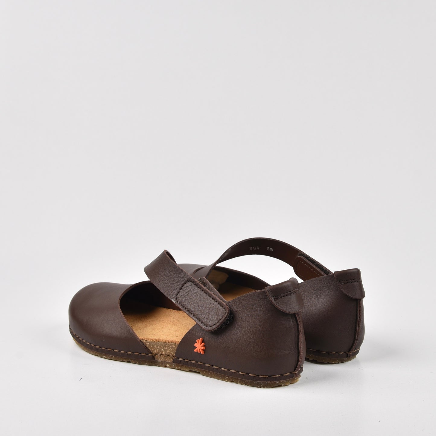 صندل نسائي من Art Spanish Strap باللون البني النابا.