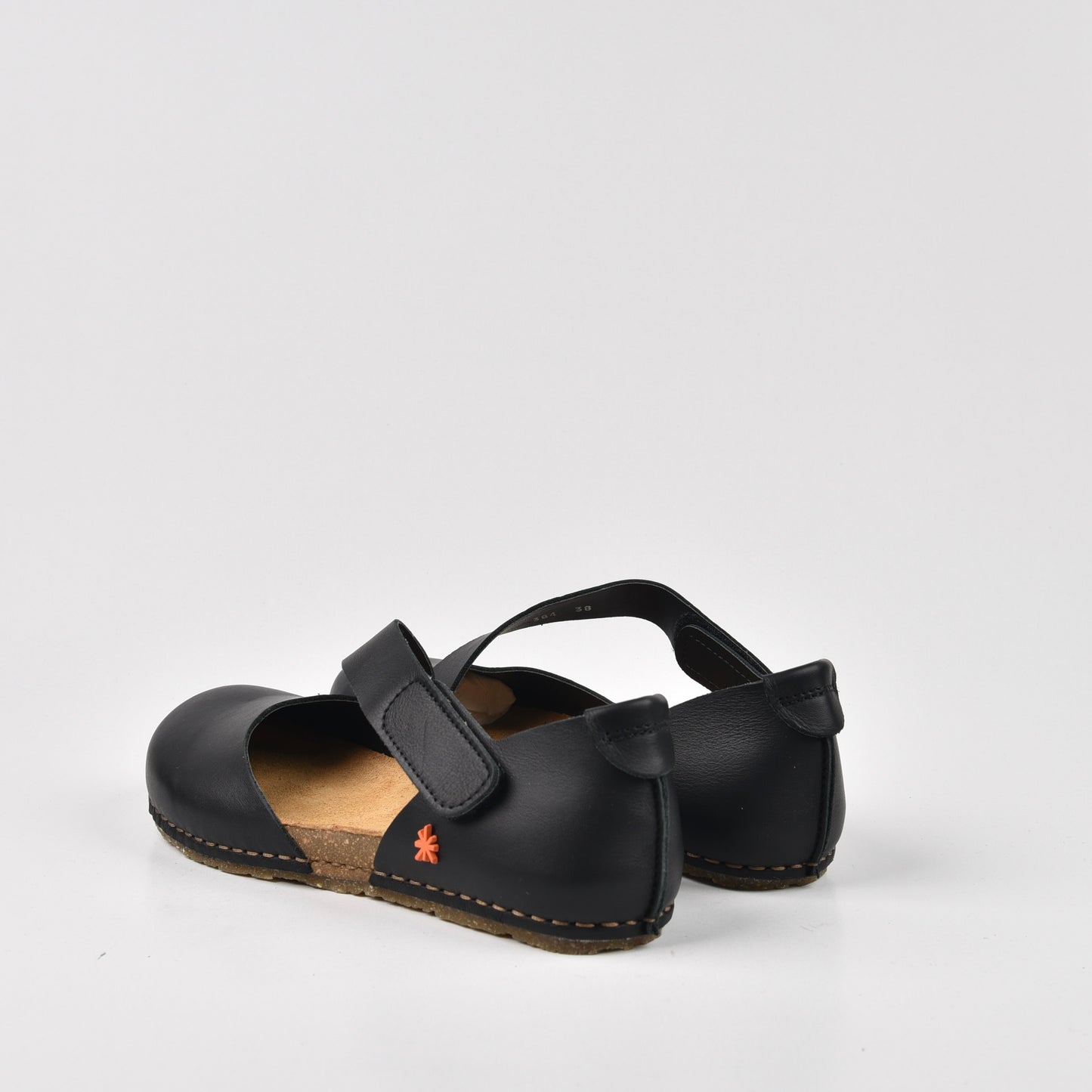 صندل نسائي من Art Spanish Strap باللون الأسود نابا.