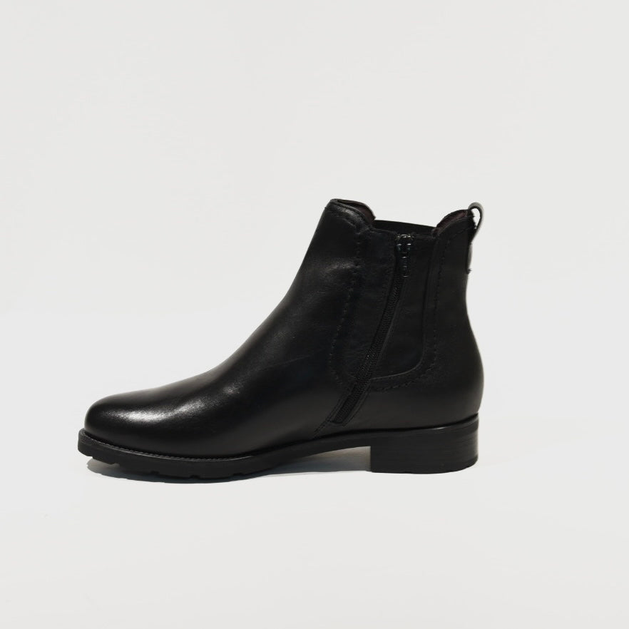 Pitillos 100% Genuine Leather Spanish Chelsea boots in Black for woman