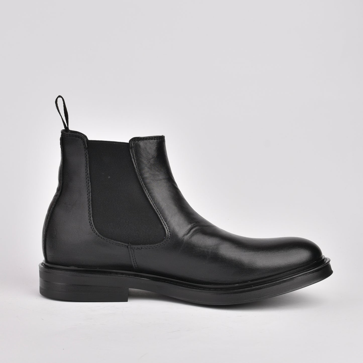 Kebo genuine leather Chelsea Boots for men in black