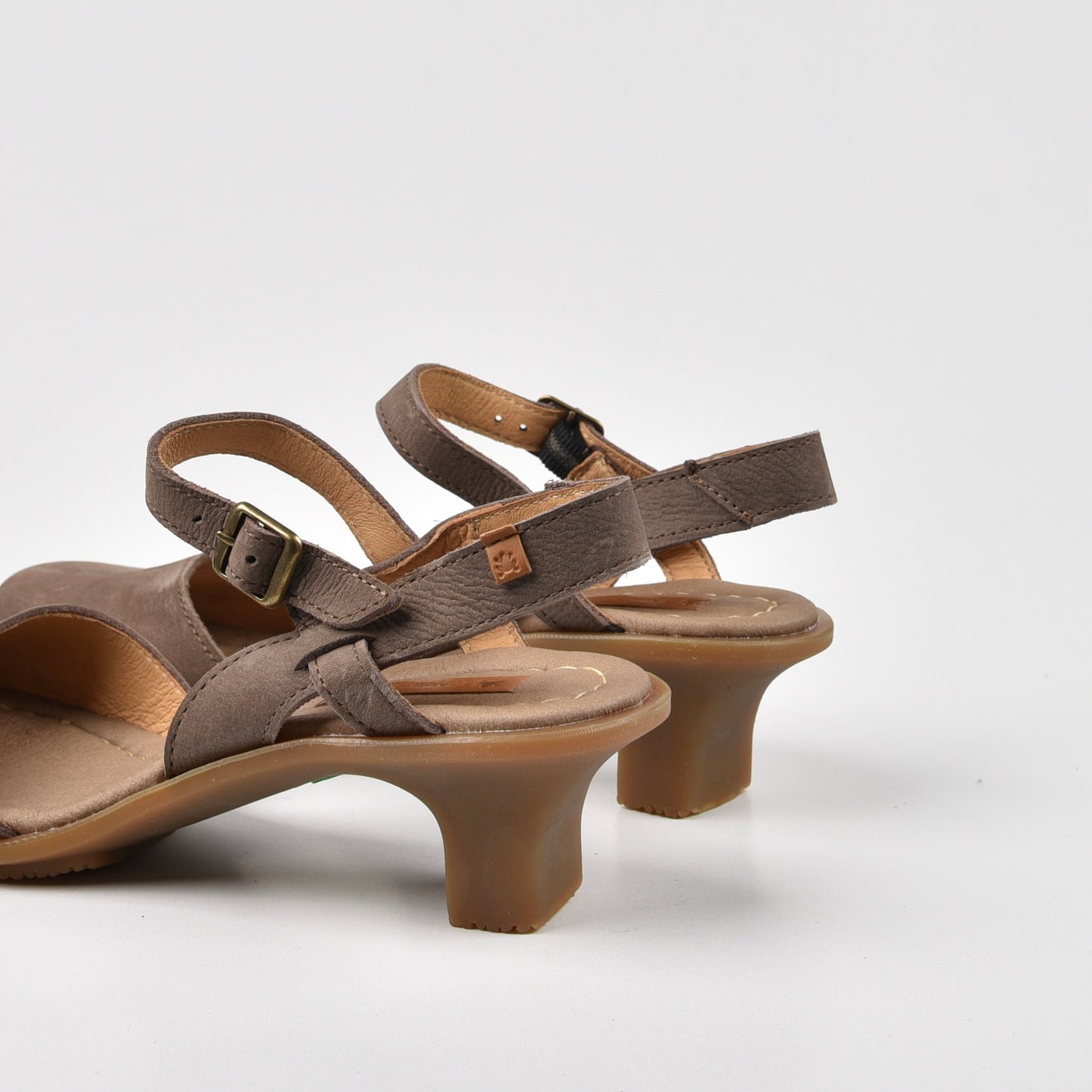 صندل نسائي بكعب متوسط من Art Spanish Strap باللون الرمادي.