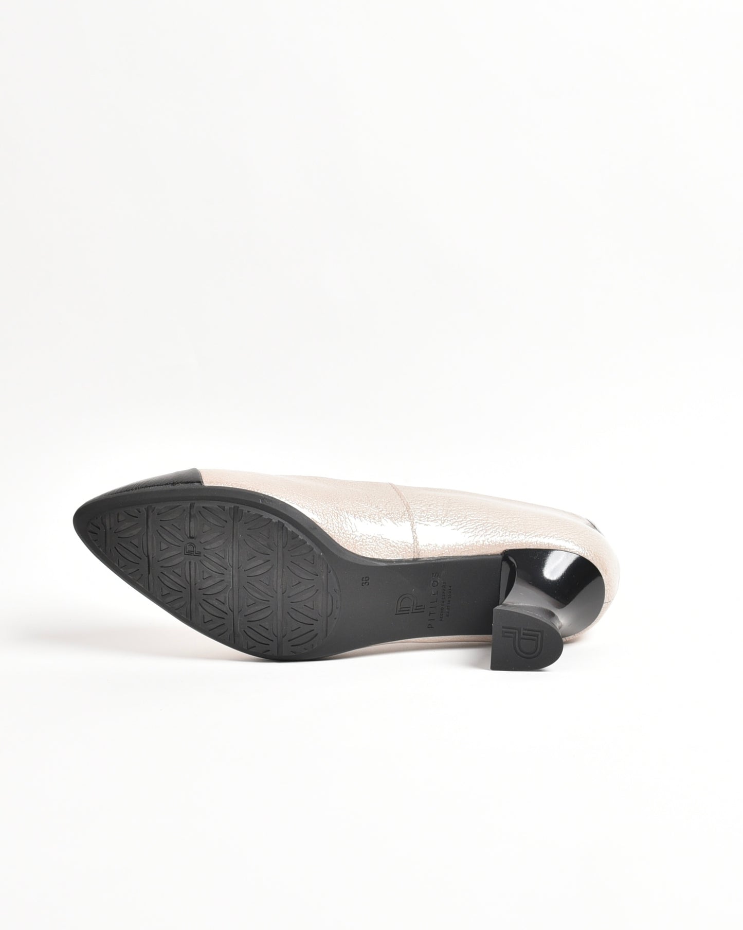 Pitillos classic shoes for women in shiny black and beige
