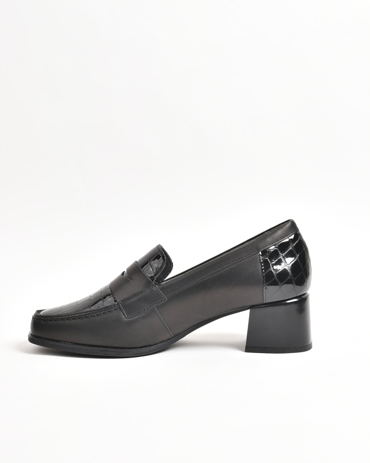 Pitillos classic shoes for women in shiny black