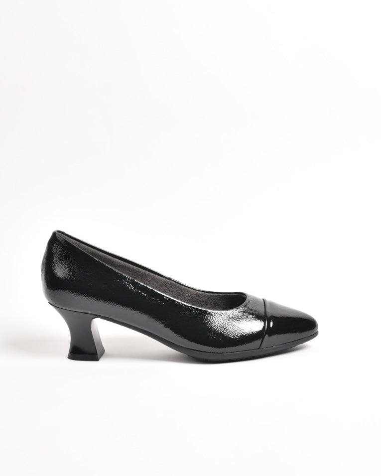 Pitillos classic shoes for women in shiny black