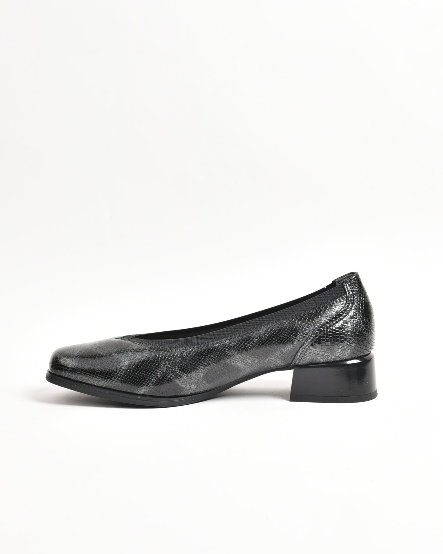Pitillos classic shoes for women in black