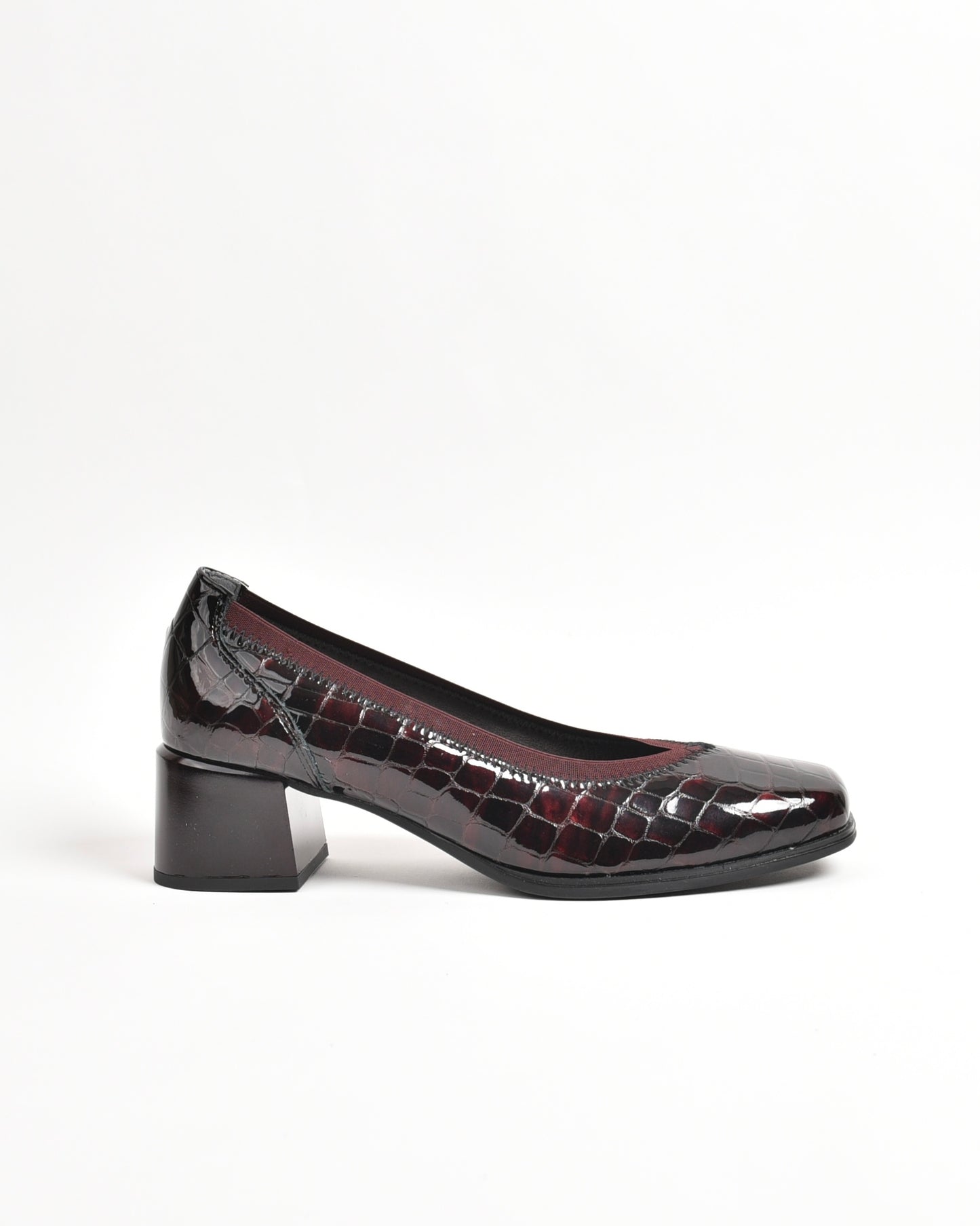 Pitillos classic shoes for women in shiny burdo