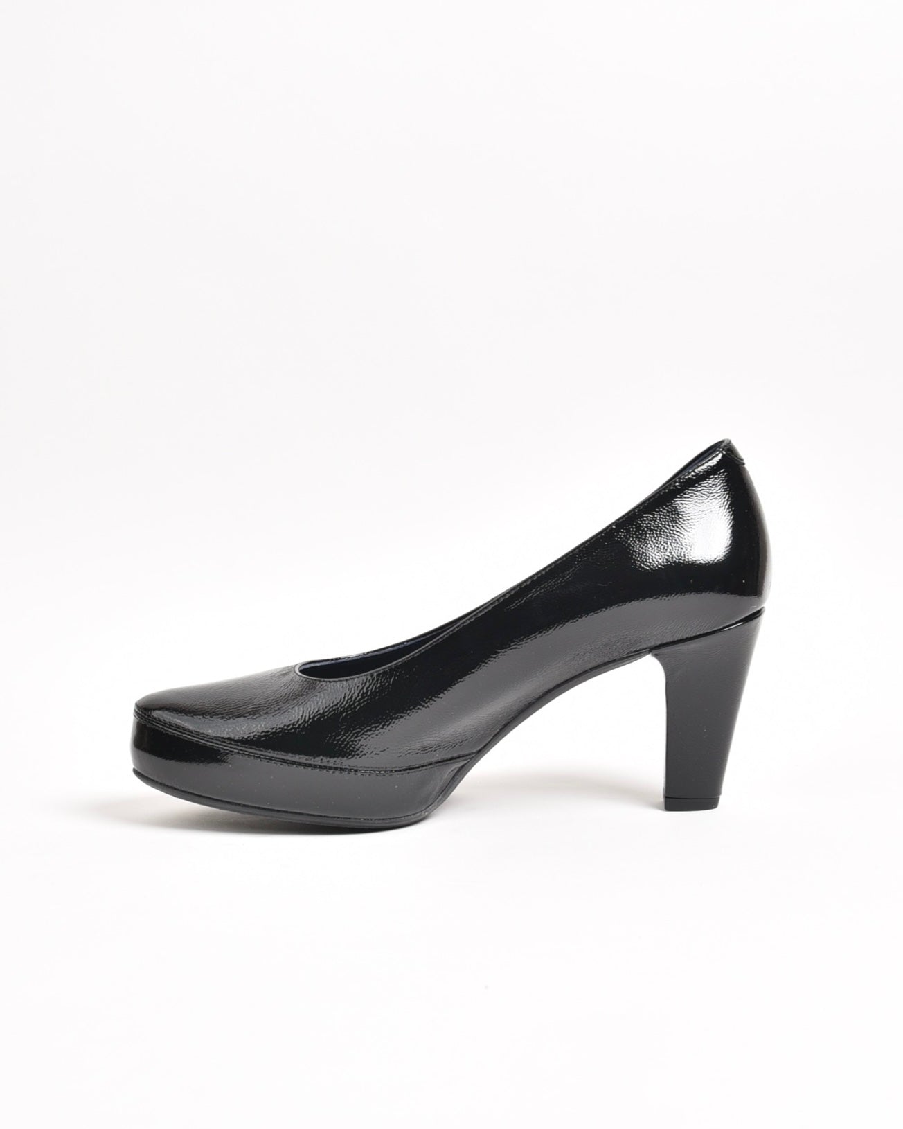 Fluchos classic high hell shoes for women in shiny black
