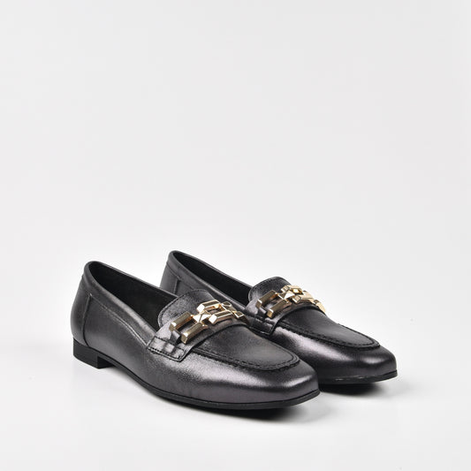 Pitillos Spanish Classic loafers for Women in Black.