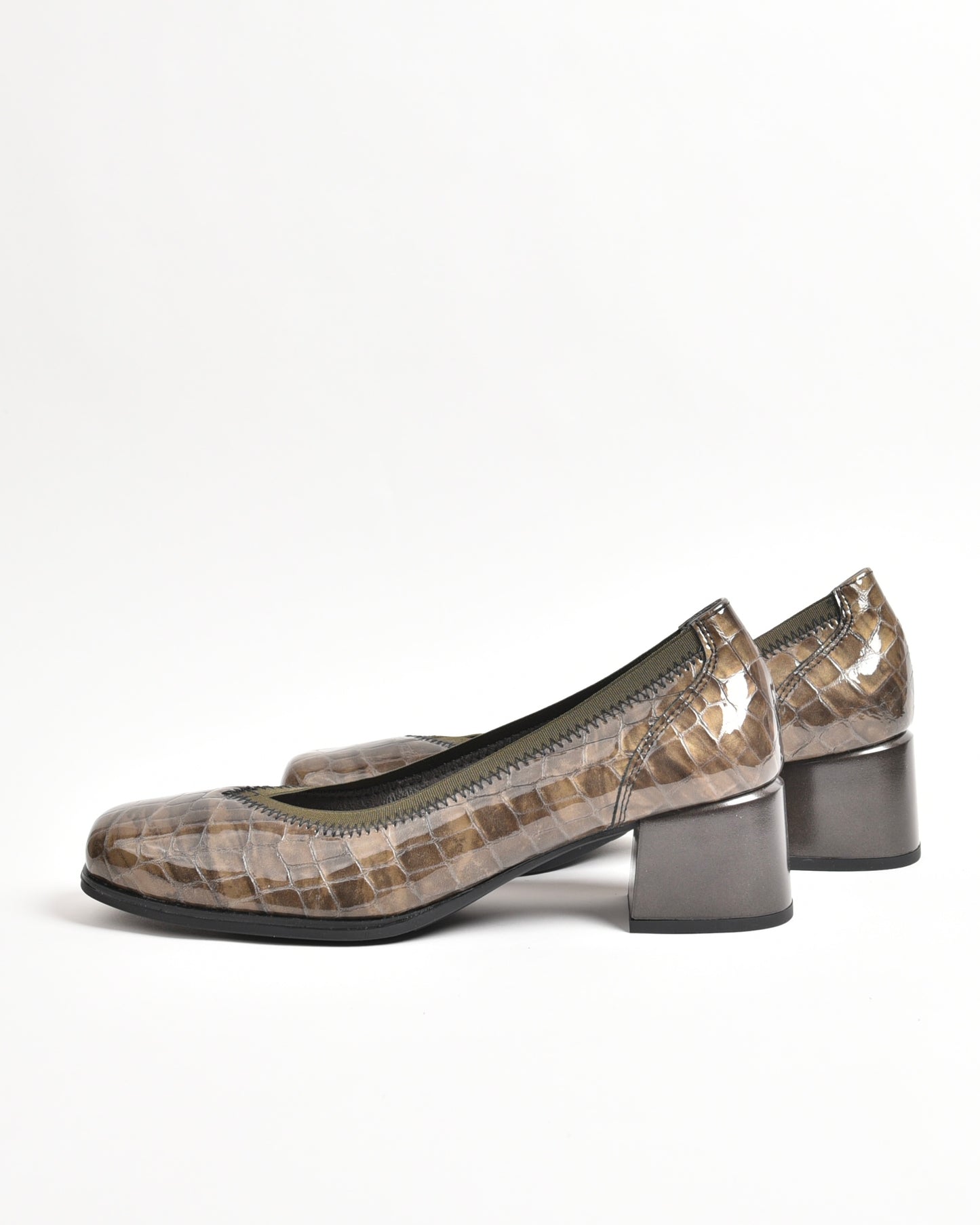 Pitillos classic shoes for women in shiny Humo