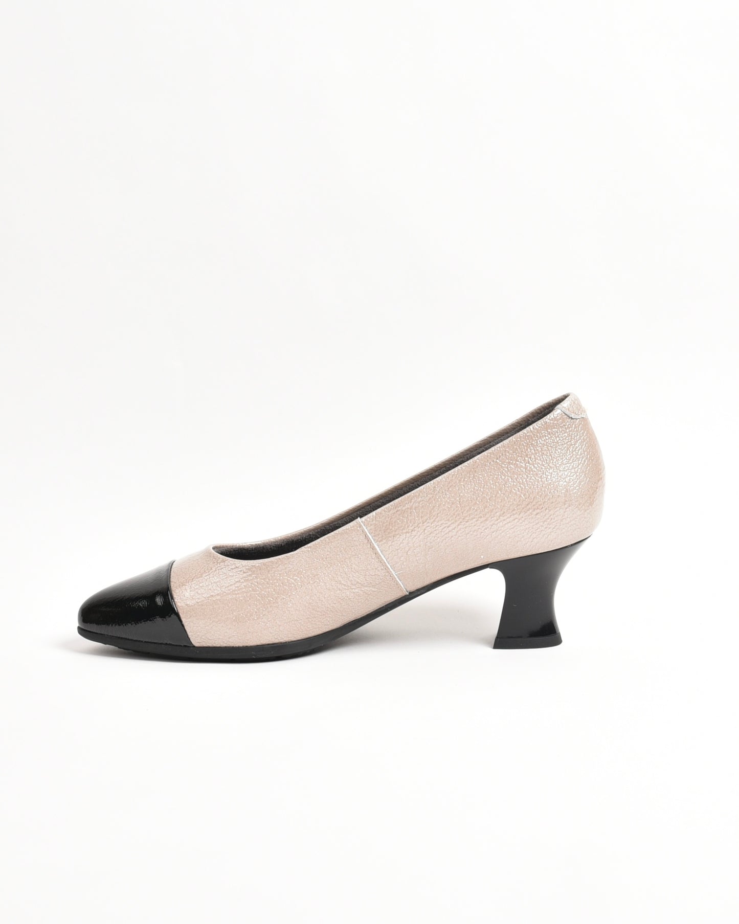 Pitillos classic shoes for women in shiny black and beige