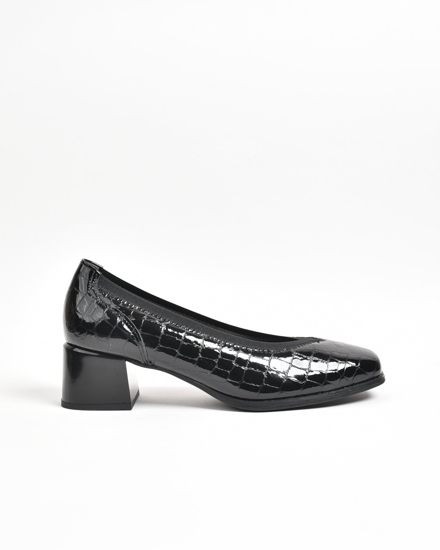 Pitillos classic shoes for women in shiny black