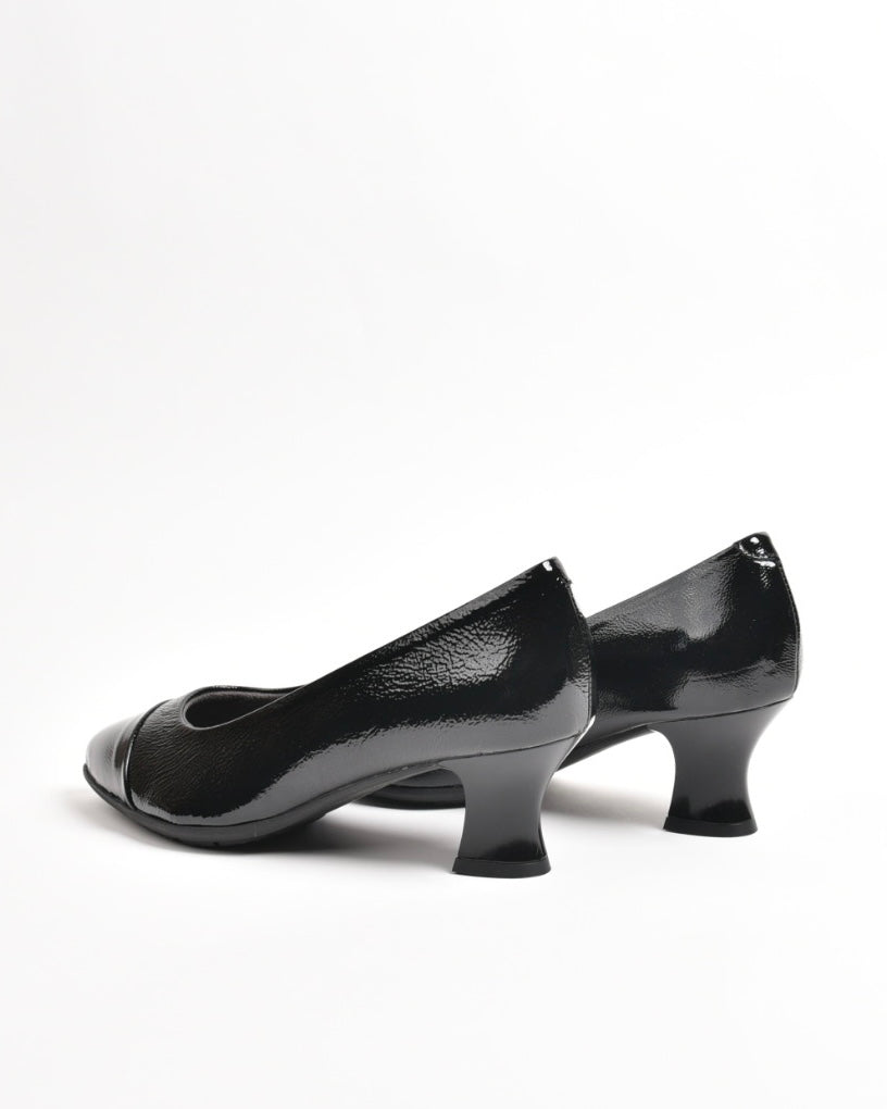 Pitillos classic shoes for women in shiny black