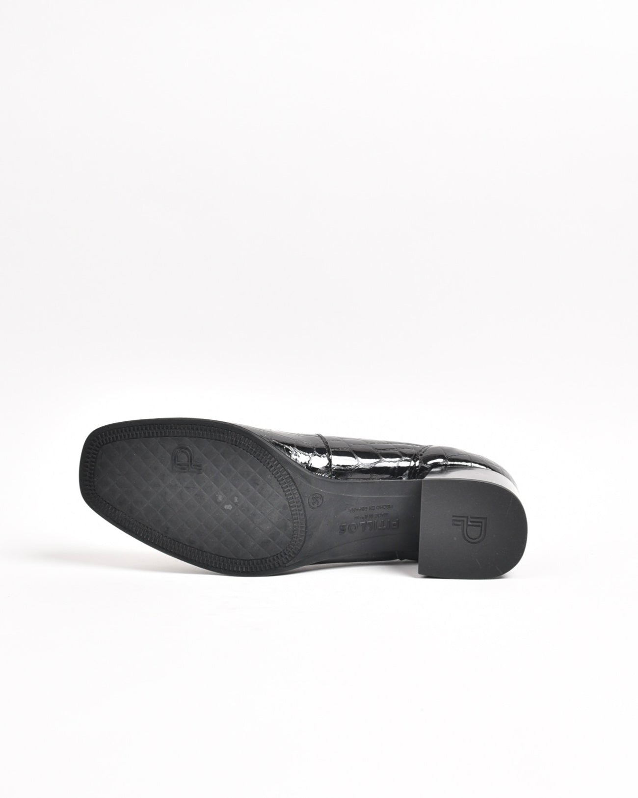 Pitillos classic shoes for women in shiny black