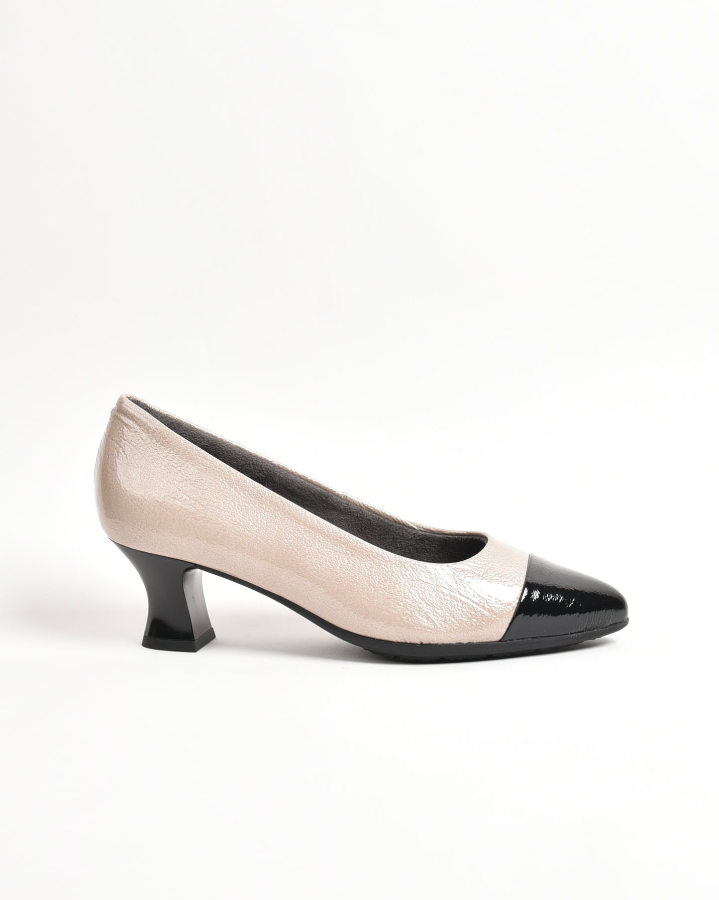 Pitillos classic shoes for women in shiny black and beige