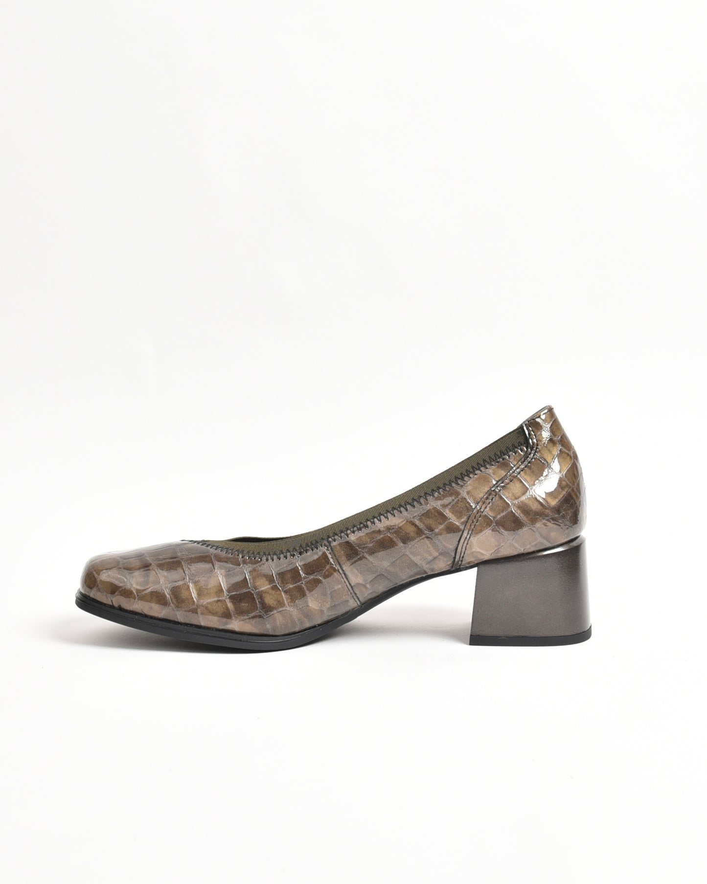 Pitillos classic shoes for women in shiny Humo