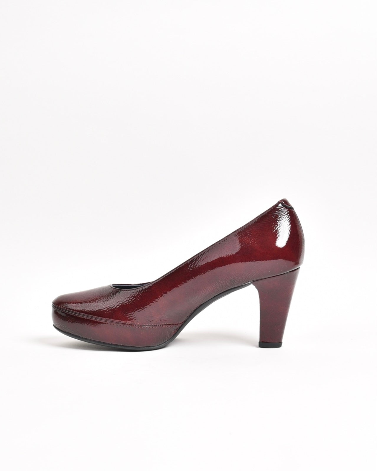 Fluchos classic high hell shoes for women in shiny burdo