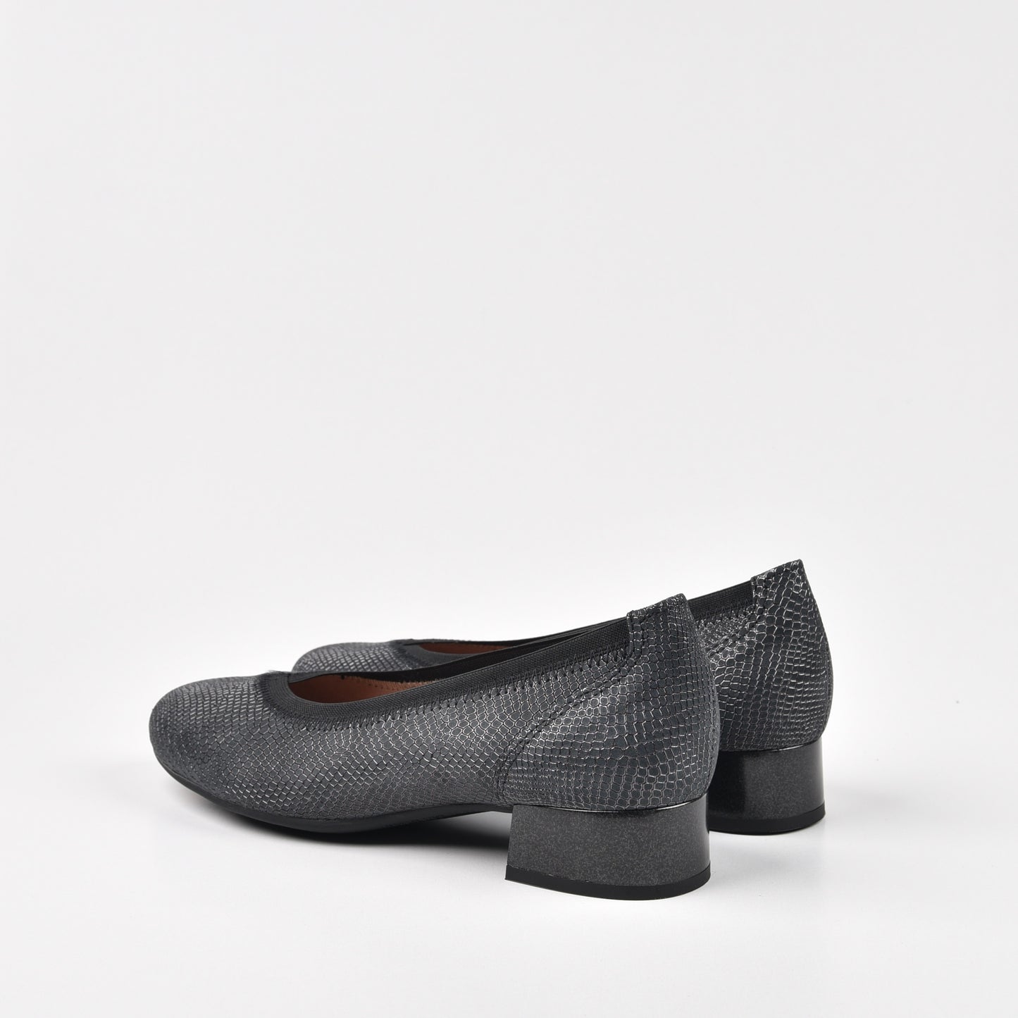 Pitillos Spanish Classic low Heel Shoes for Women in Black.