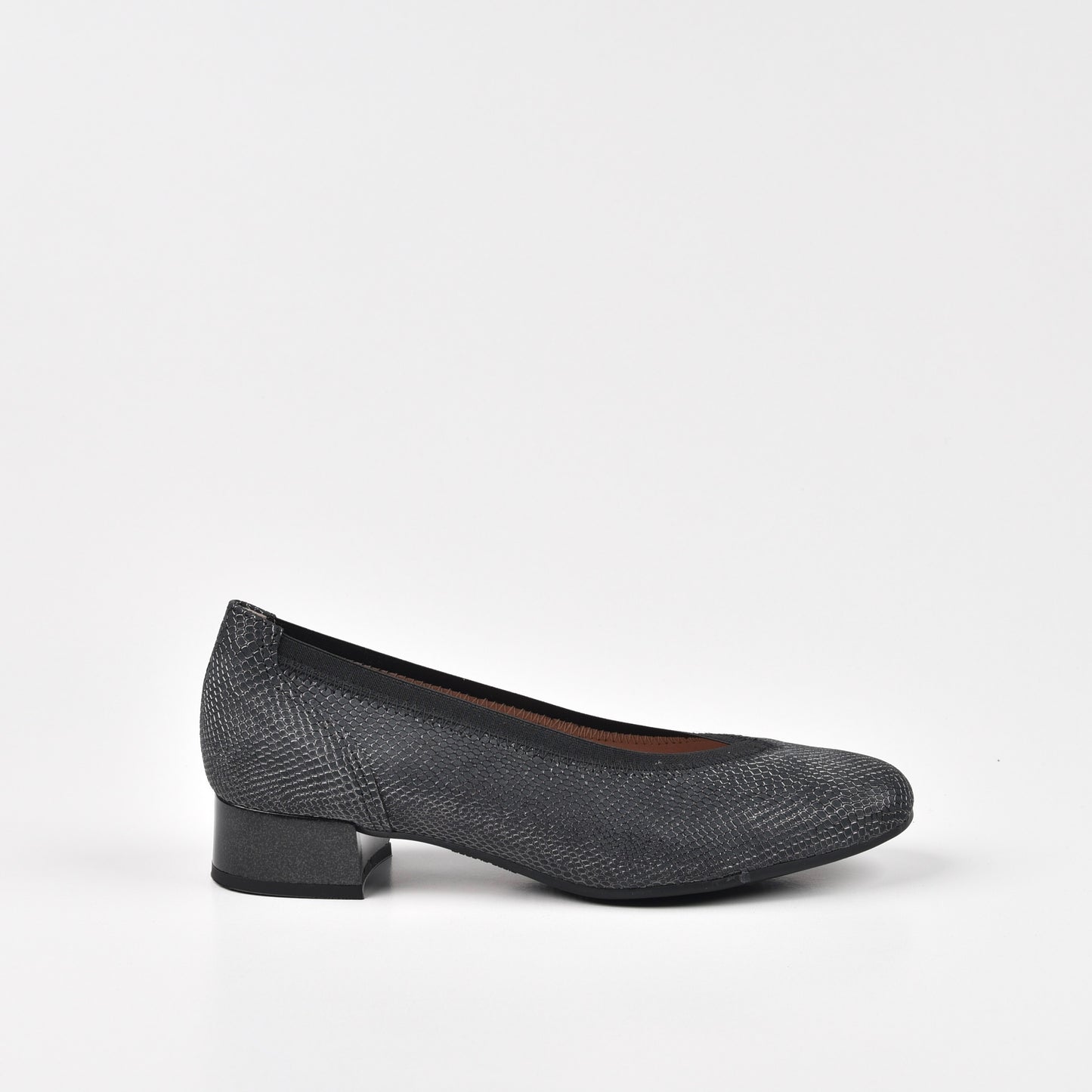 Pitillos Spanish Classic Low Heel Shoe for Women in Black.