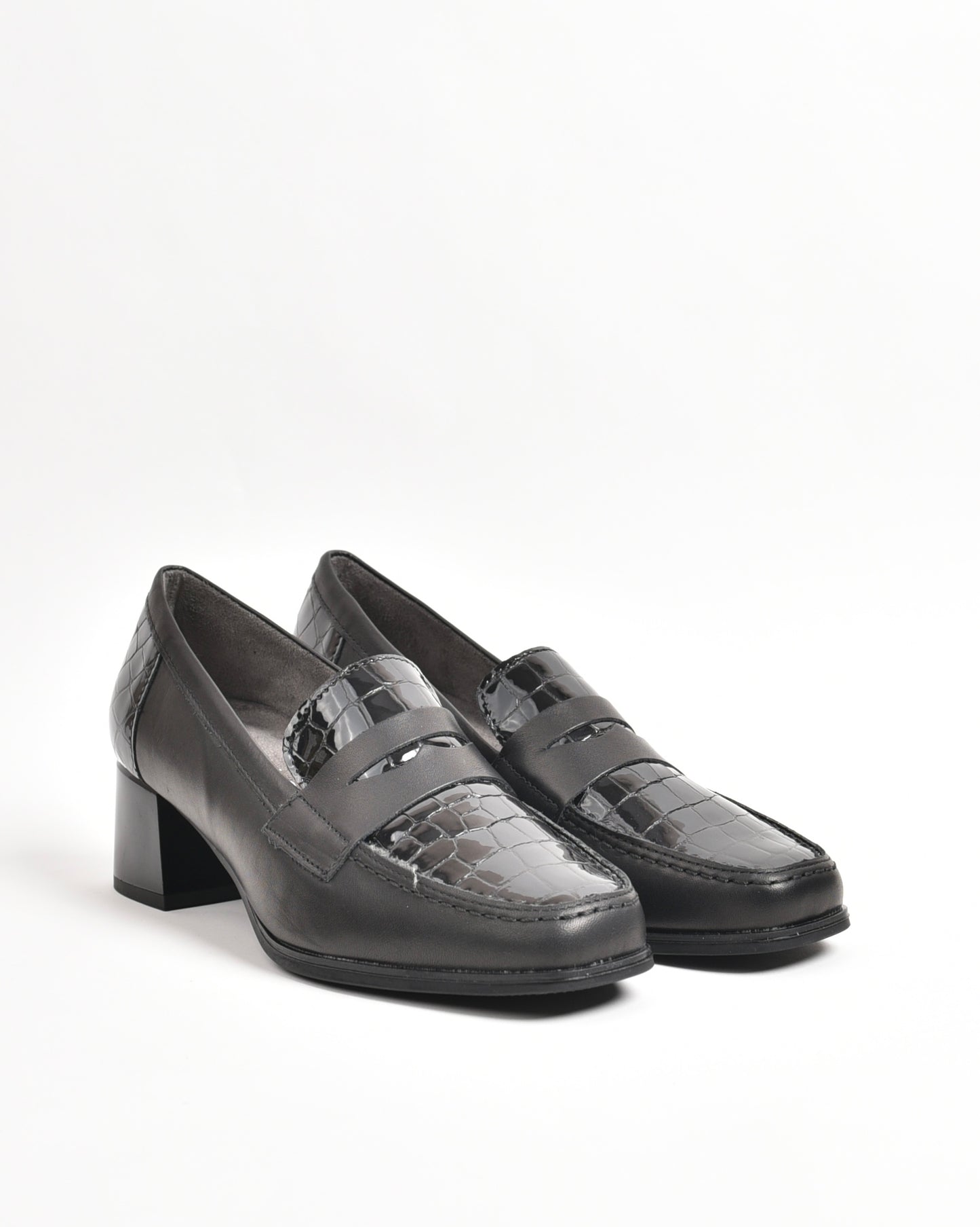 Pitillos classic shoes for women in shiny black
