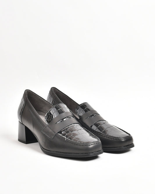 Pitillos classic shoes for women in shiny black