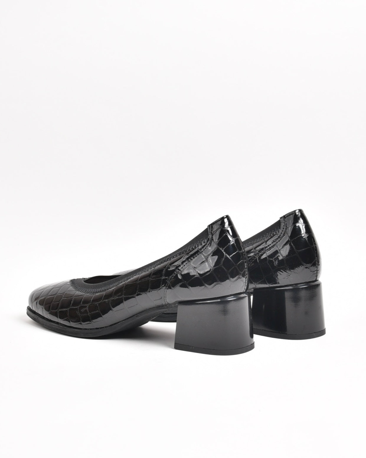 Pitillos classic shoes for women in shiny black