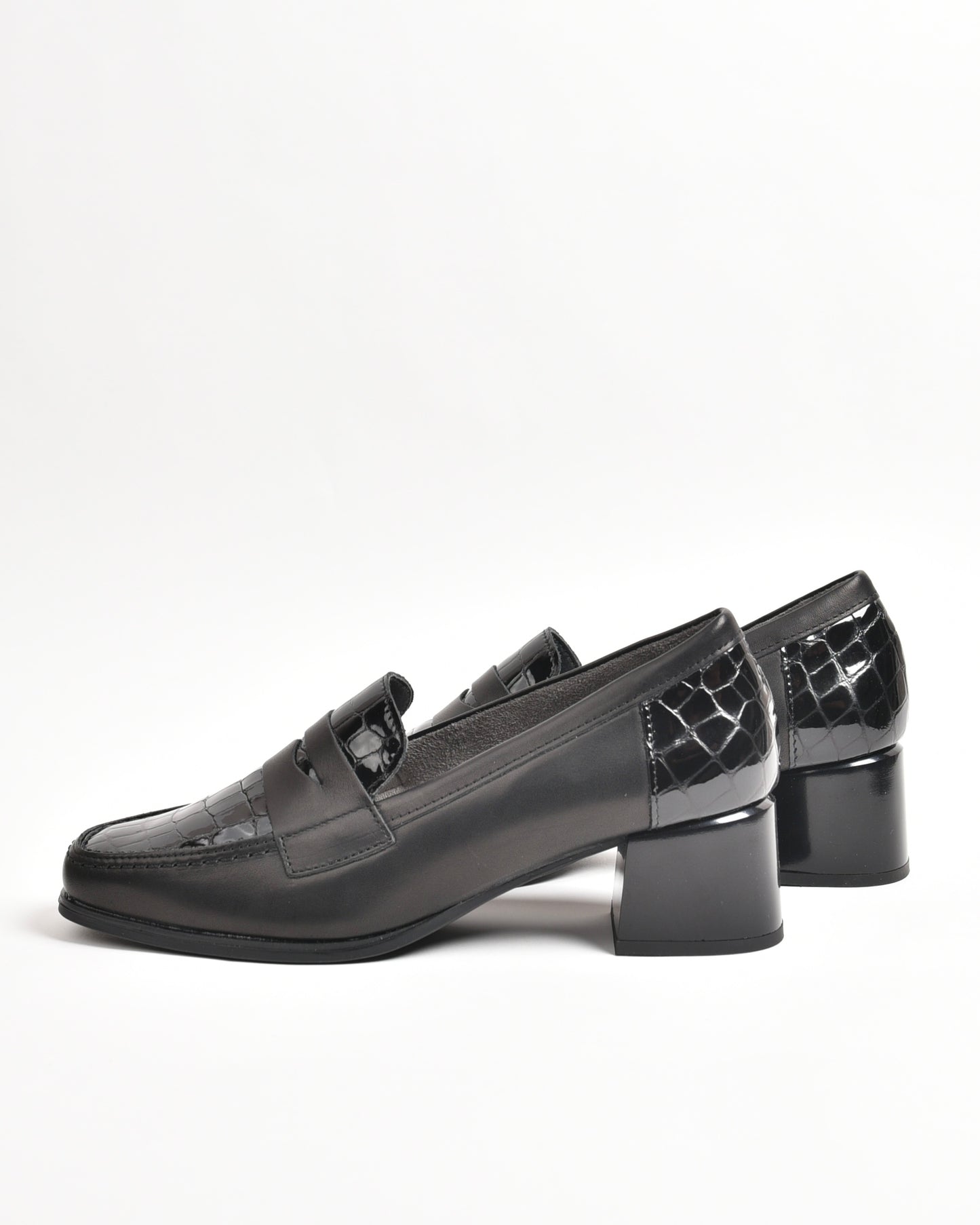 Pitillos classic shoes for women in shiny black