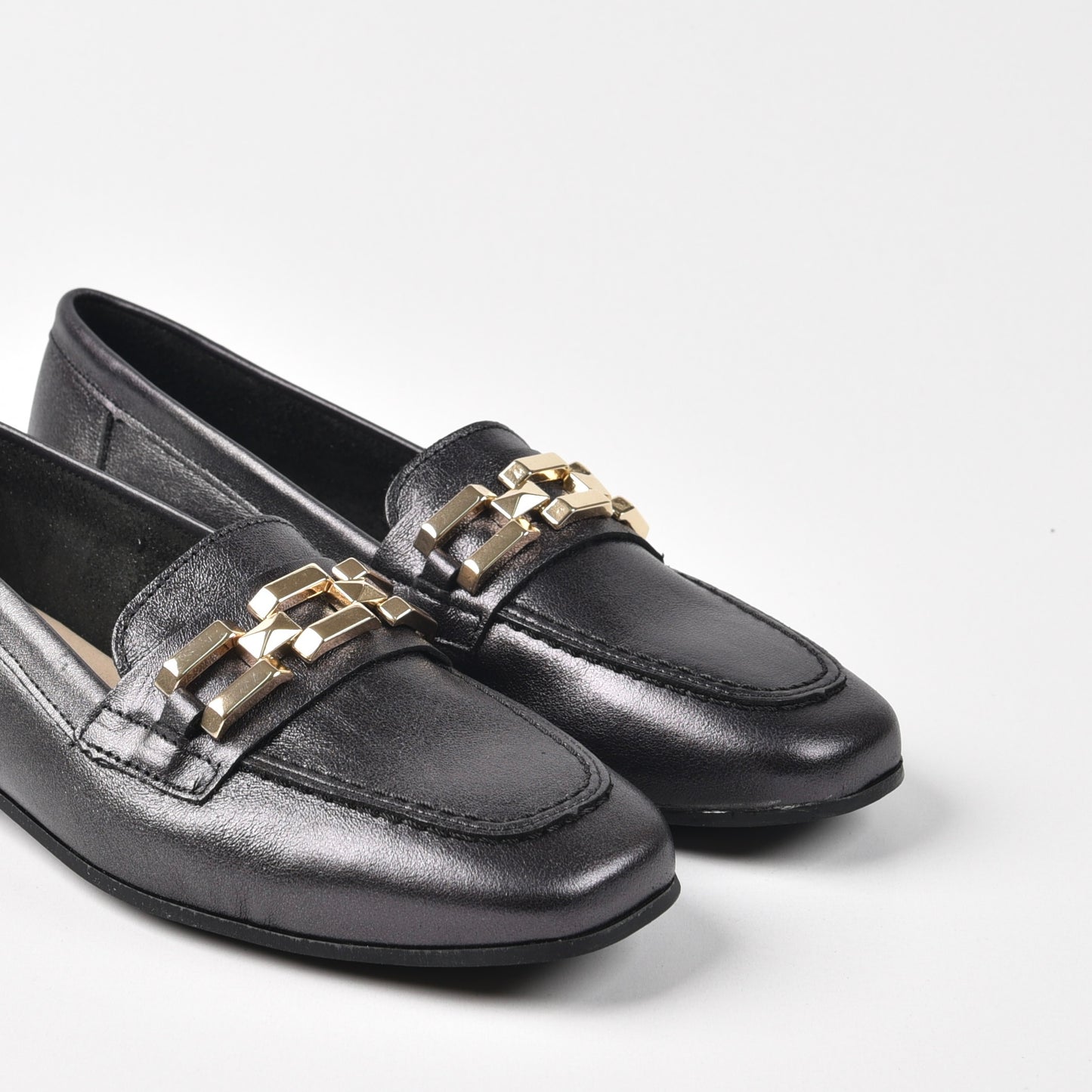 Pitillos Spanish Classic loafers for Women in Black.