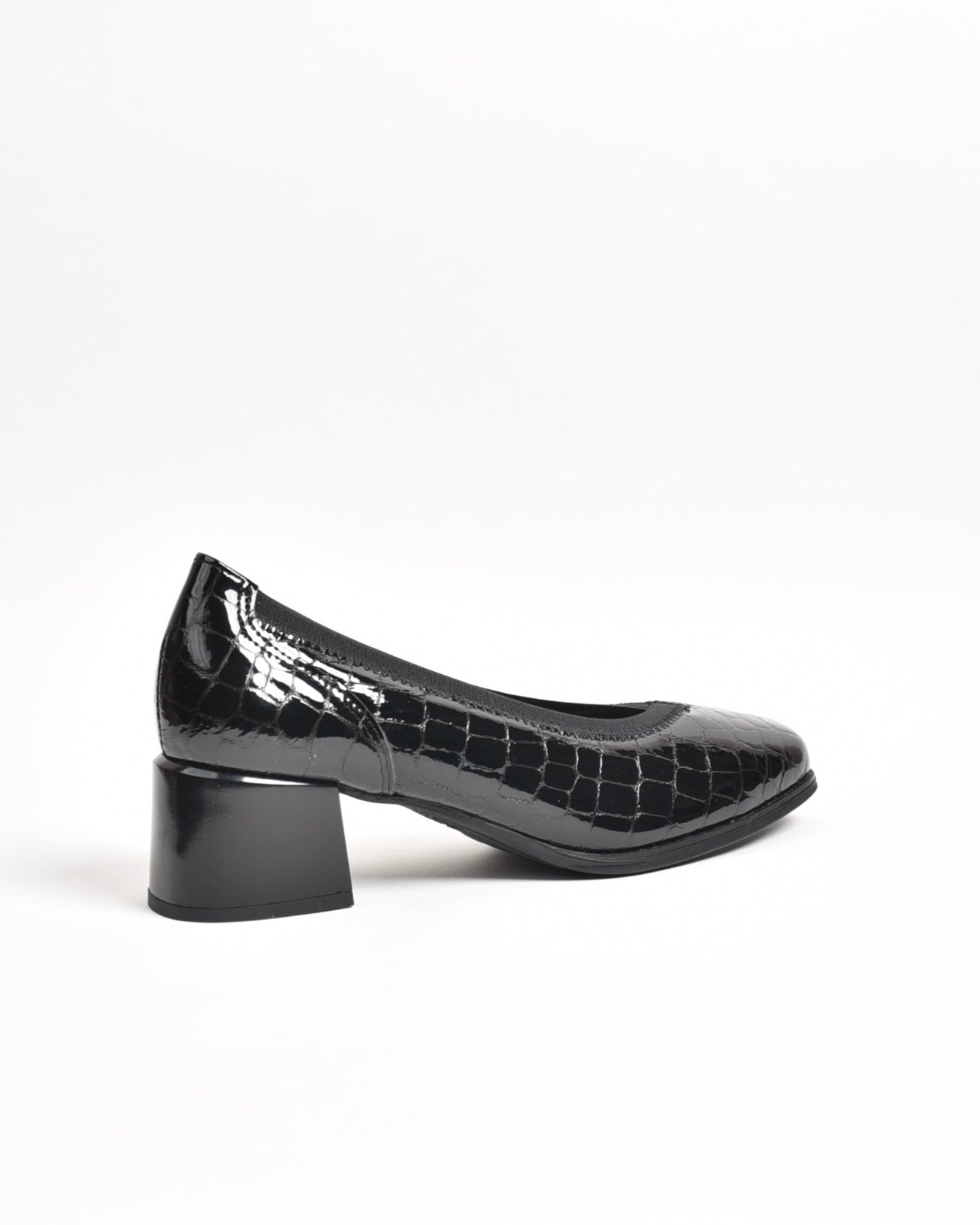 Pitillos classic shoes for women in shiny black
