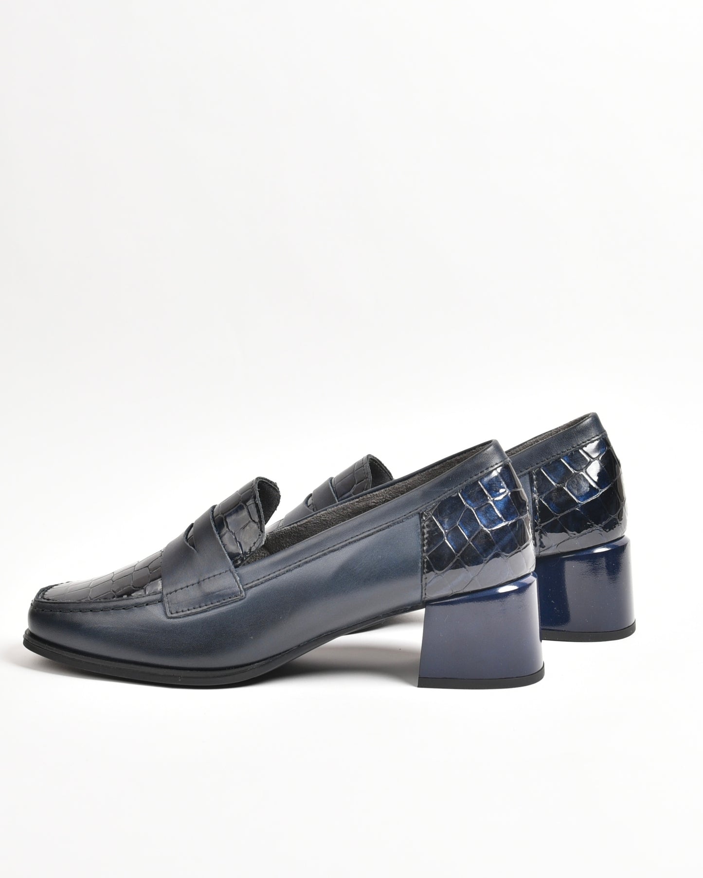 Pitillos classic shoes for women in shiny blue