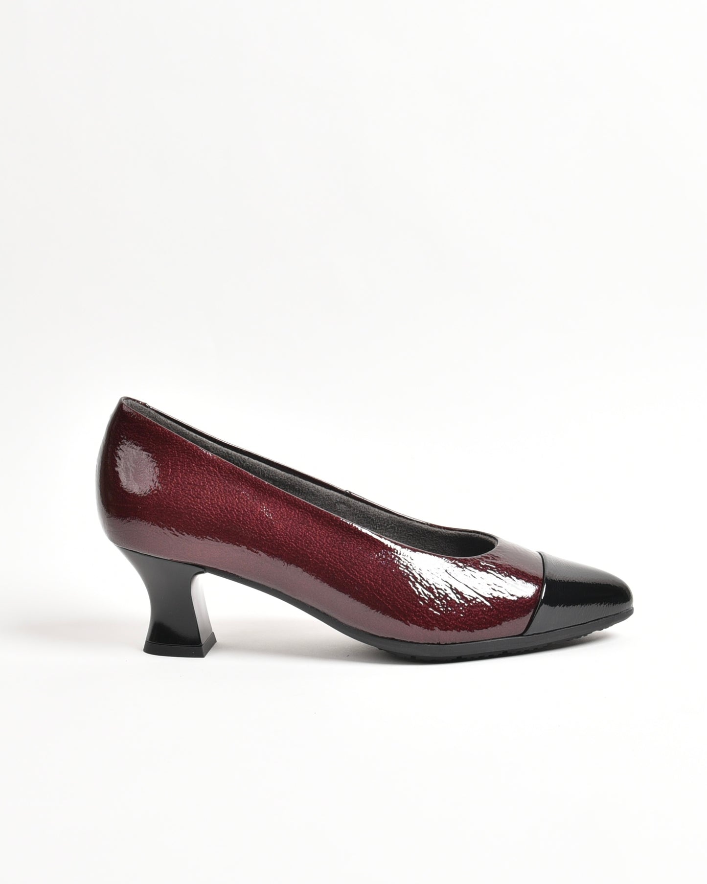 Pitillos classic shoes for women in shiny black and burdo