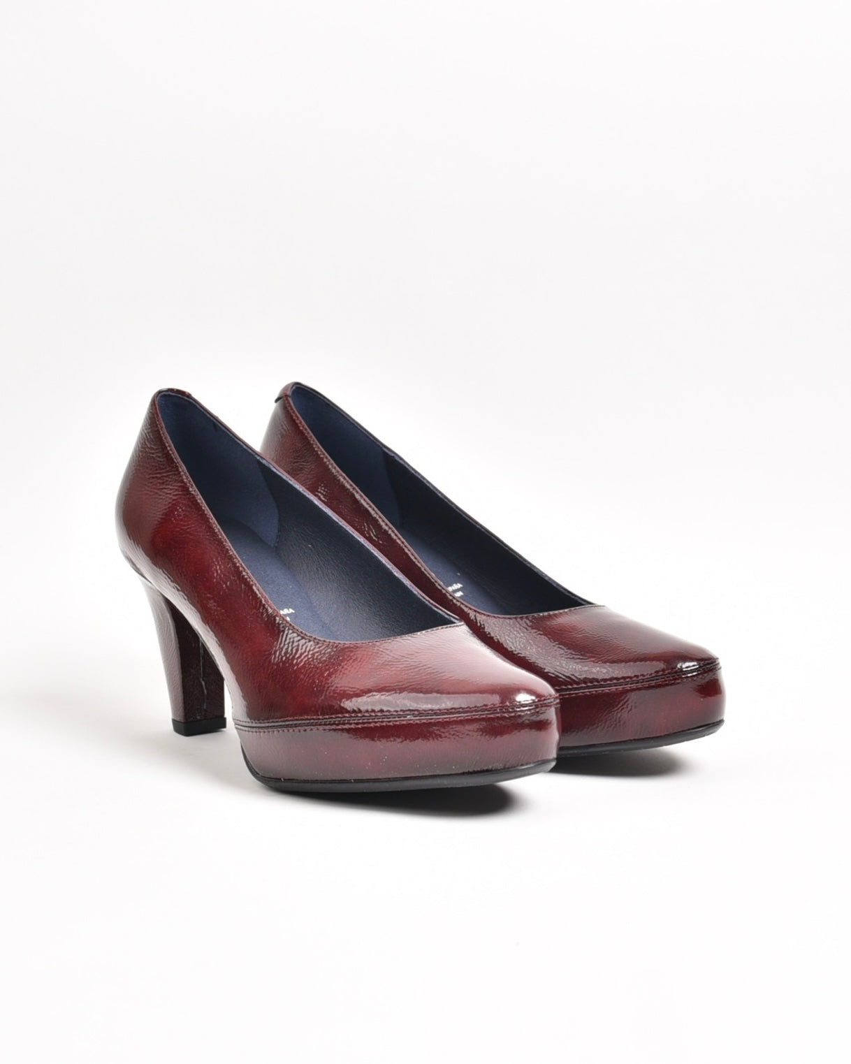 Fluchos classic high hell shoes for women in shiny burdo