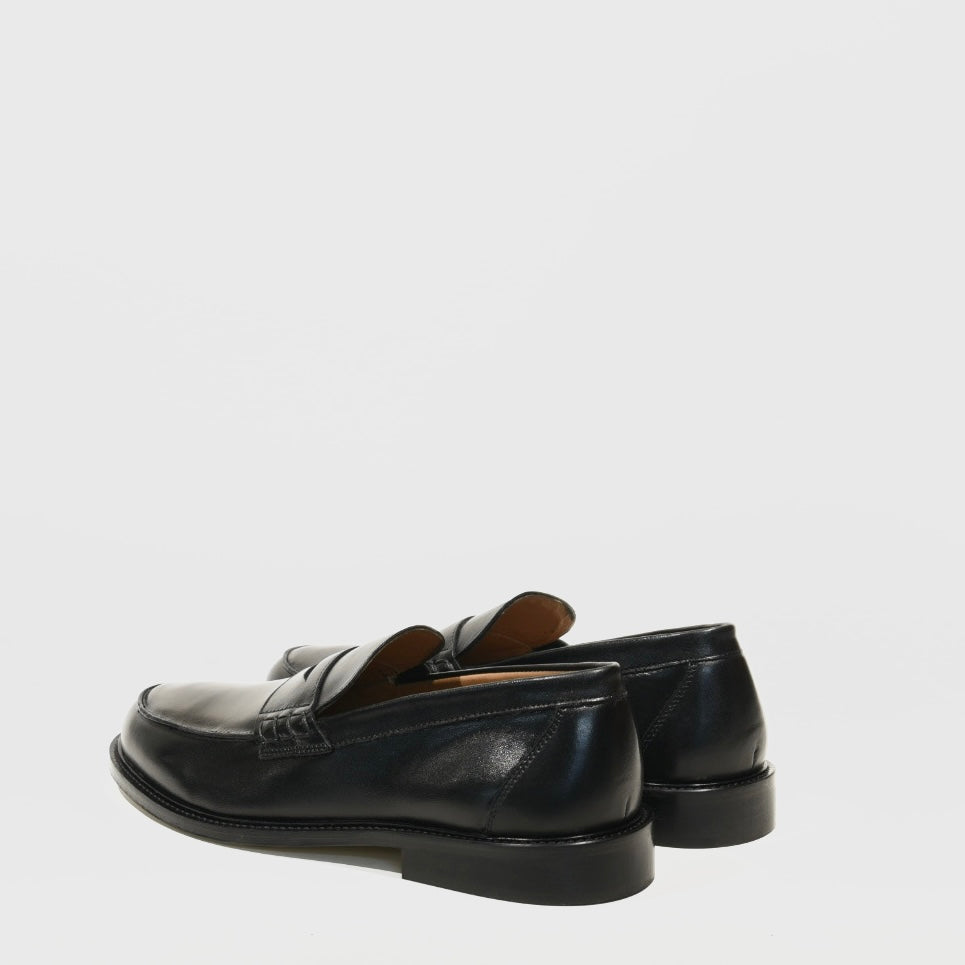 Shalapi Italian loafers for men in black