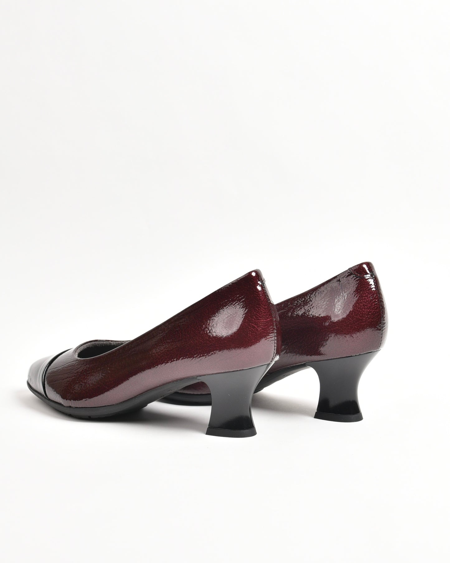 Pitillos classic shoes for women in shiny black and burdo