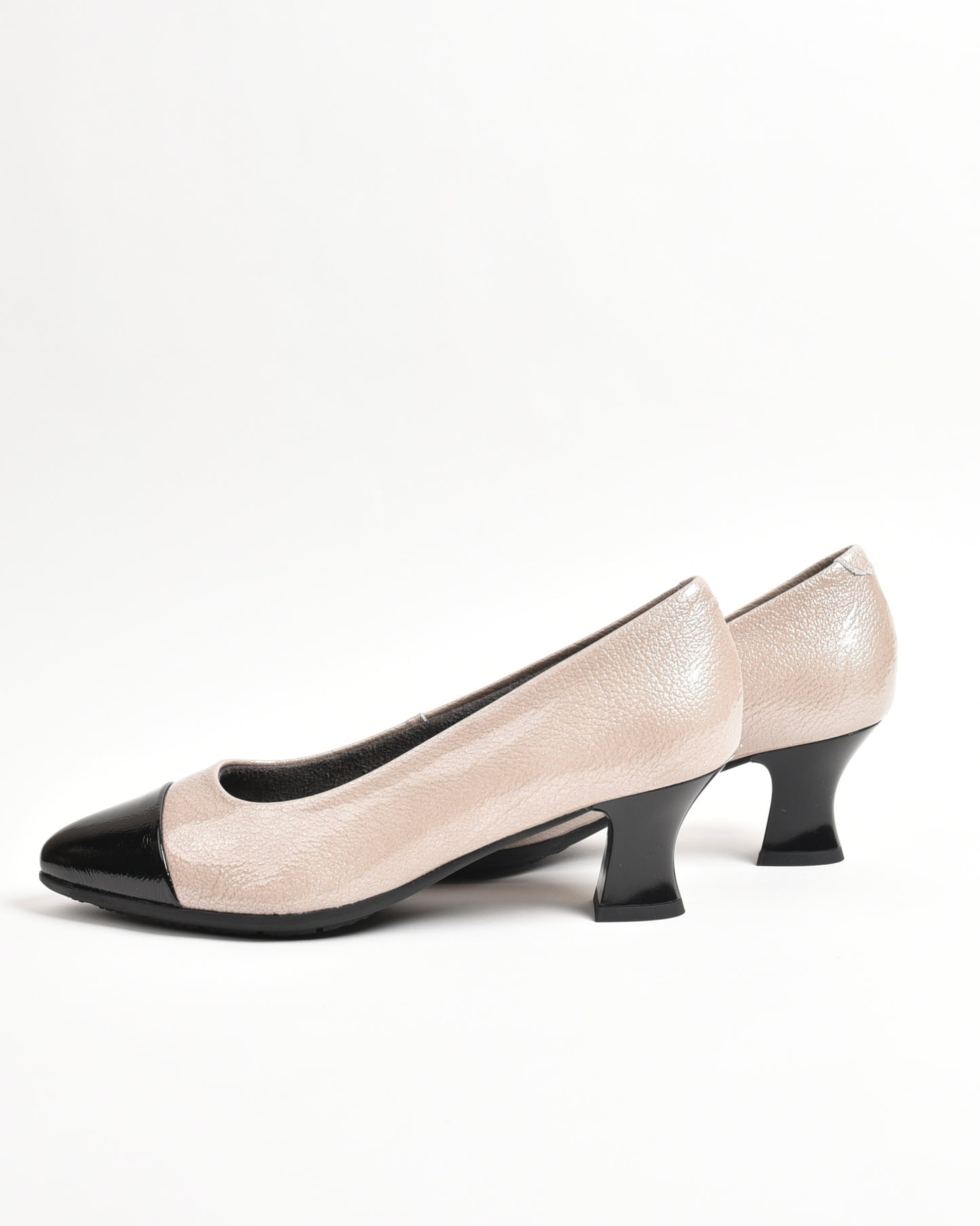 Pitillos classic shoes for women in shiny black and beige