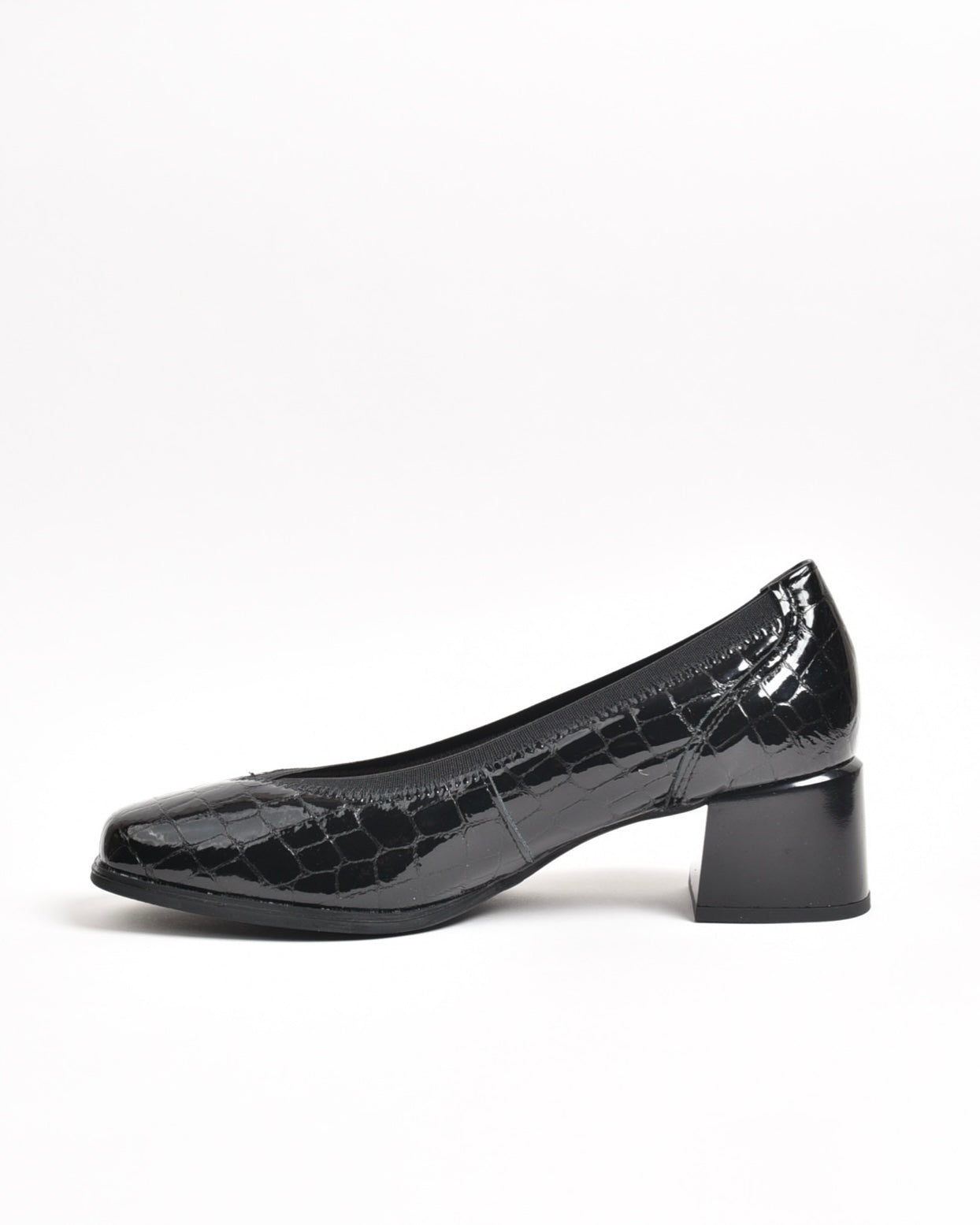 Pitillos classic shoes for women in shiny black