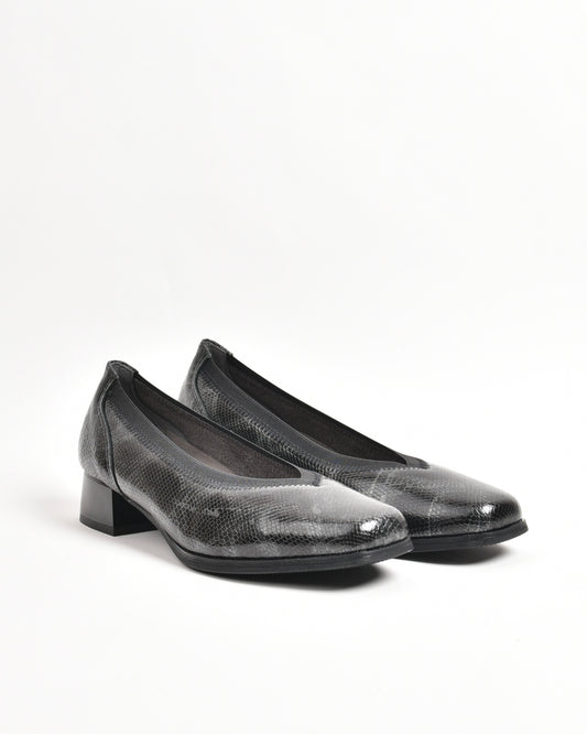 Pitillos classic shoes for women in black