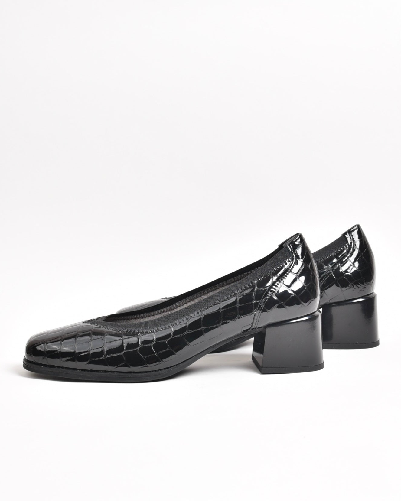 Pitillos classic shoes for women in shiny black