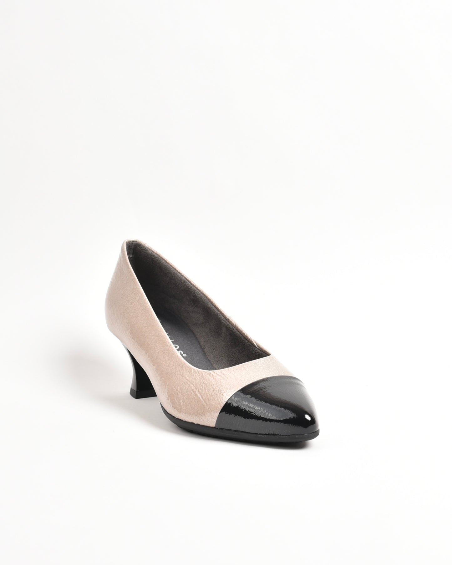 Pitillos classic shoes for women in shiny black and beige