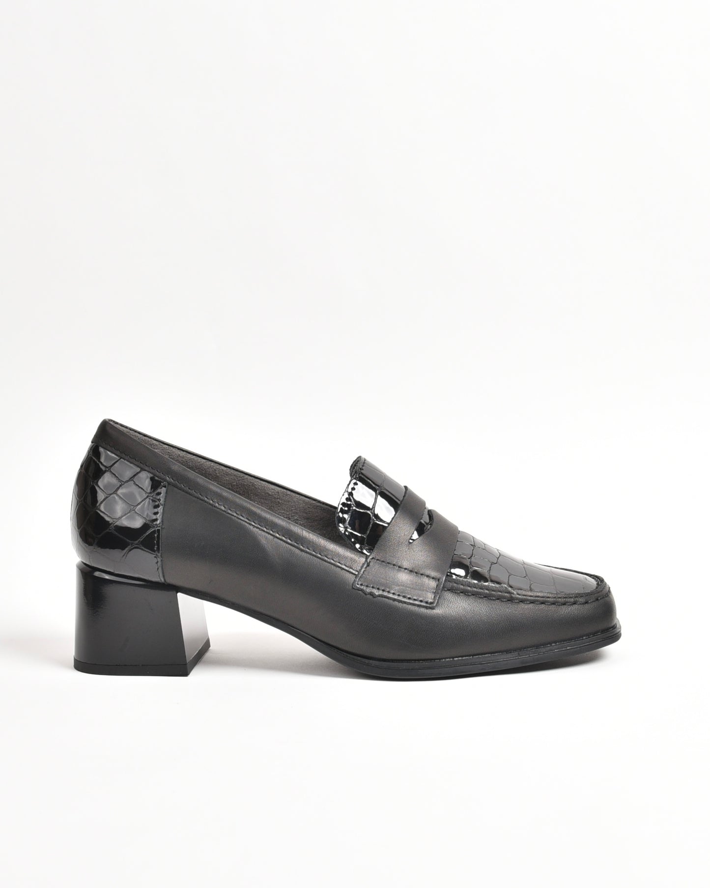 Pitillos classic shoes for women in shiny black