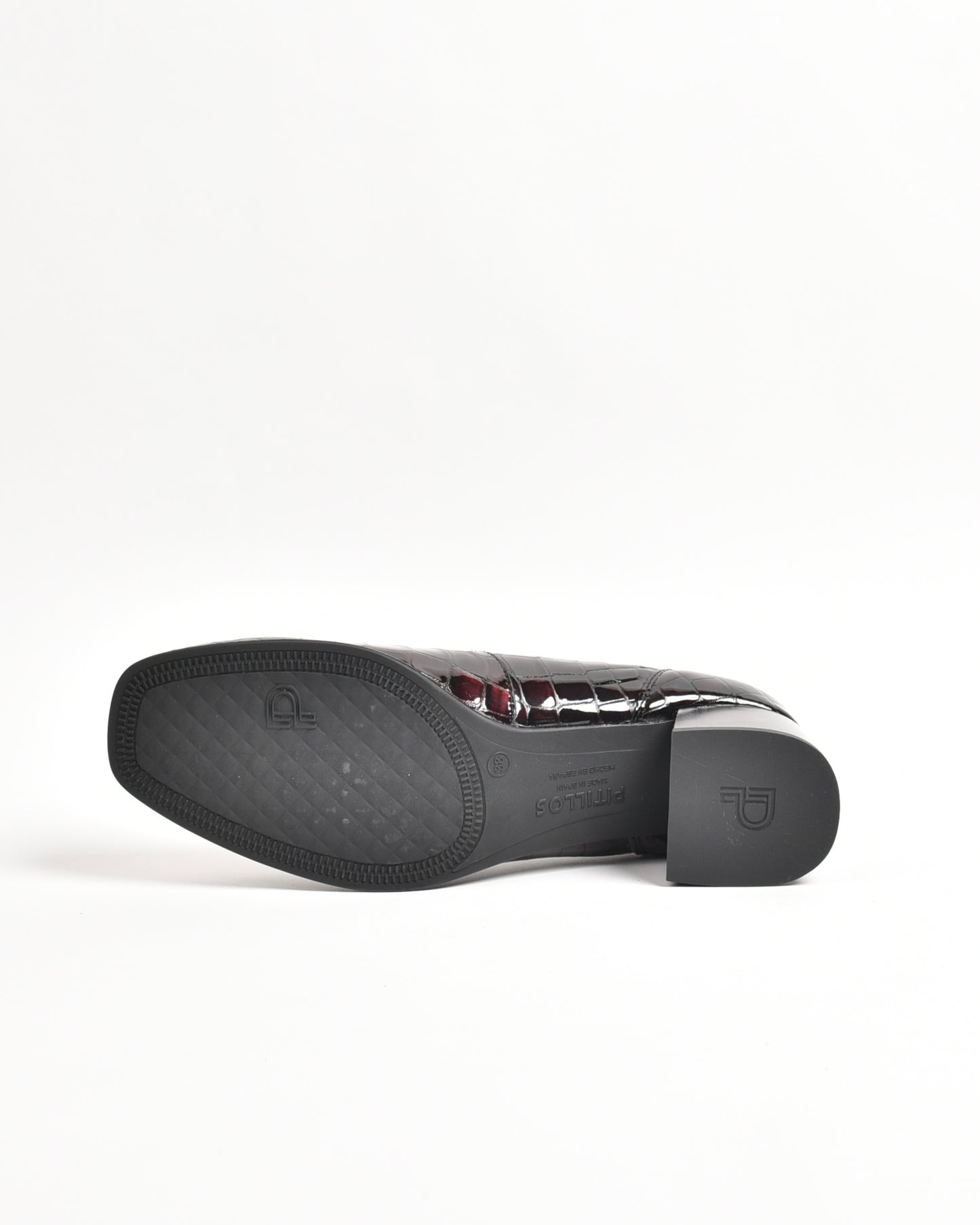 Pitillos classic shoes for women in shiny burdo