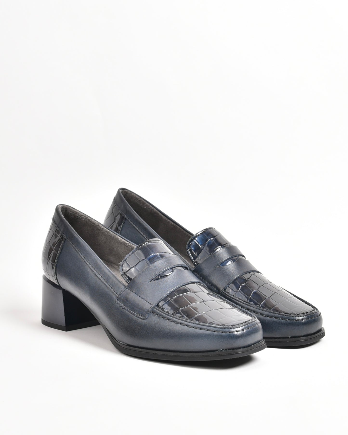 Pitillos classic shoes for women in shiny blue